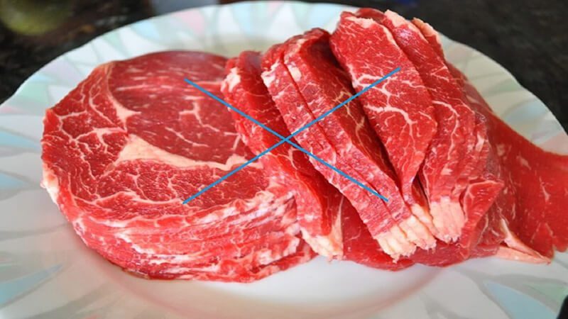 Thịt gà và thịt bò là những thực phẩm cần kiêng sau khi bấm mí Hàn Quốc