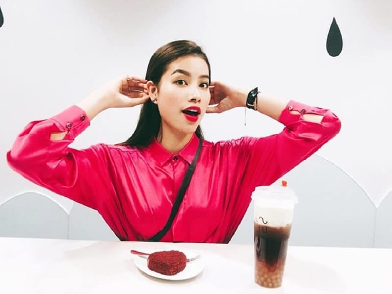 Hoa hậu Phạm Hương kiêu sa rạng rỡ với dáng lông mày kiểu Pháp