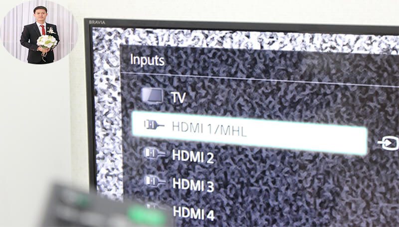 Sử dụng remote bấm nút nguồn vào của tivi ---> chọn vào HDMI