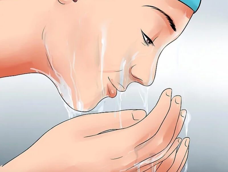 Dùng xà phòng dịu nhẹ rửa sạch bề mặt mũi.