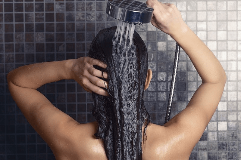 Nên xả tóc với nước mát lạnh để giữ các hạt màu trên tóc tốt hơn sau khi nhuộm
