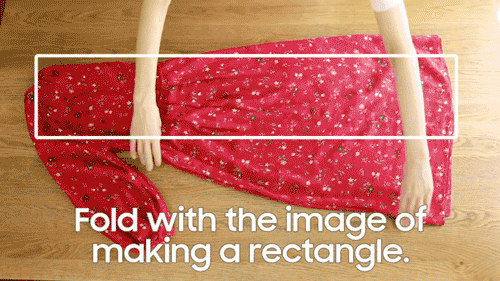 Gấp phần đuôi của chiếc váy và tay áo thành một hình chữ nhật như hình minh họa
