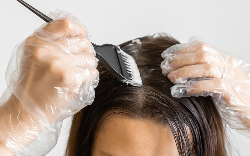 Bạn nên sử dụng bao tay trong quá trình tự nhuộm tóc tại nhà