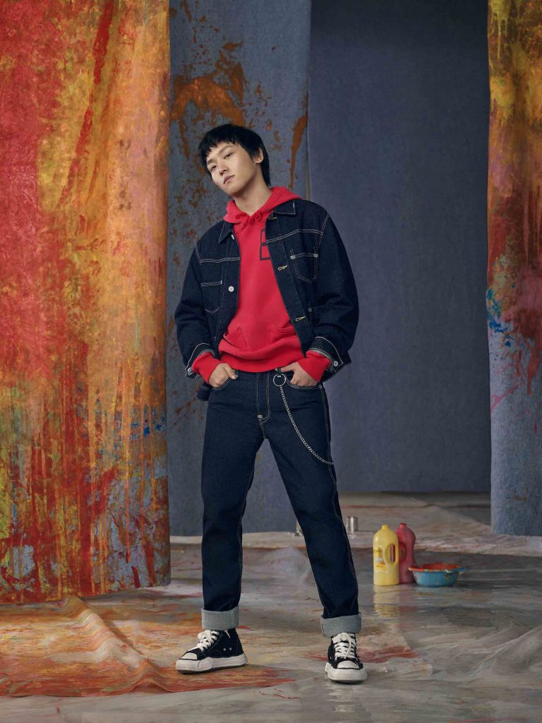 Phong cách đầy nam tính với áo hoodie đỏ phối cùng áo khoác jean