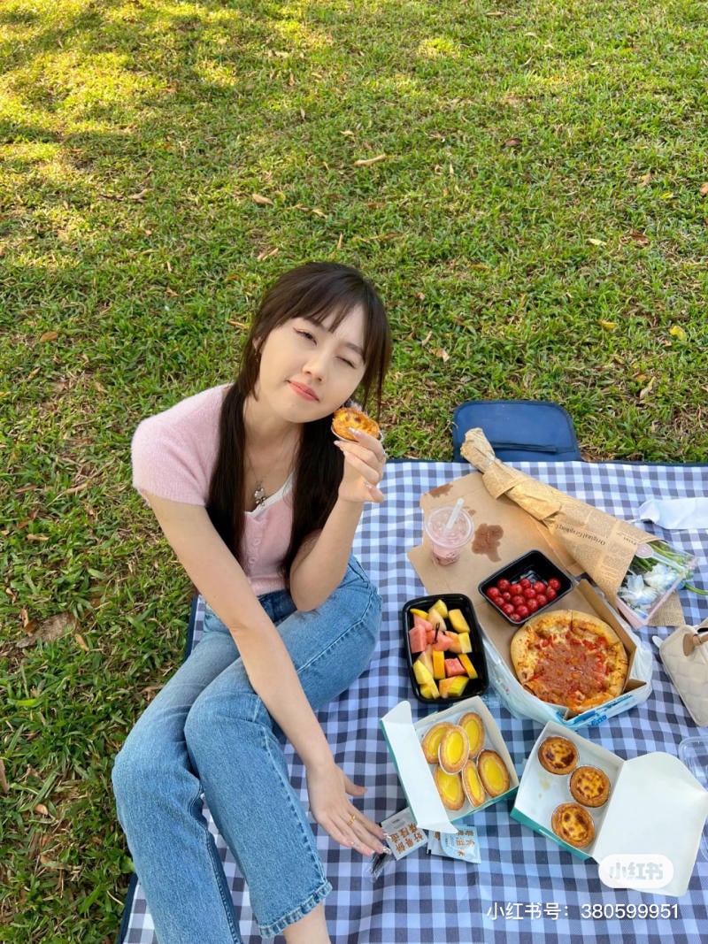 tạo dáng chụp ảnh khi đi picnic