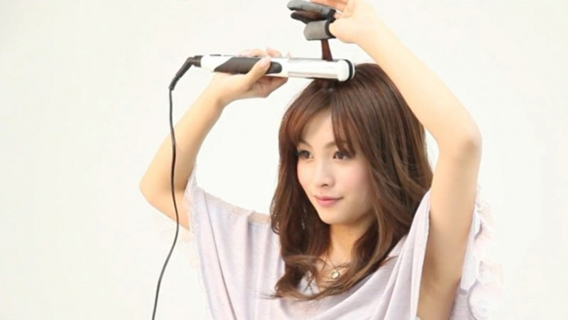 Nên sắm một chiếc máy duỗi tóc để ép thẳng phần tóc mái của mình