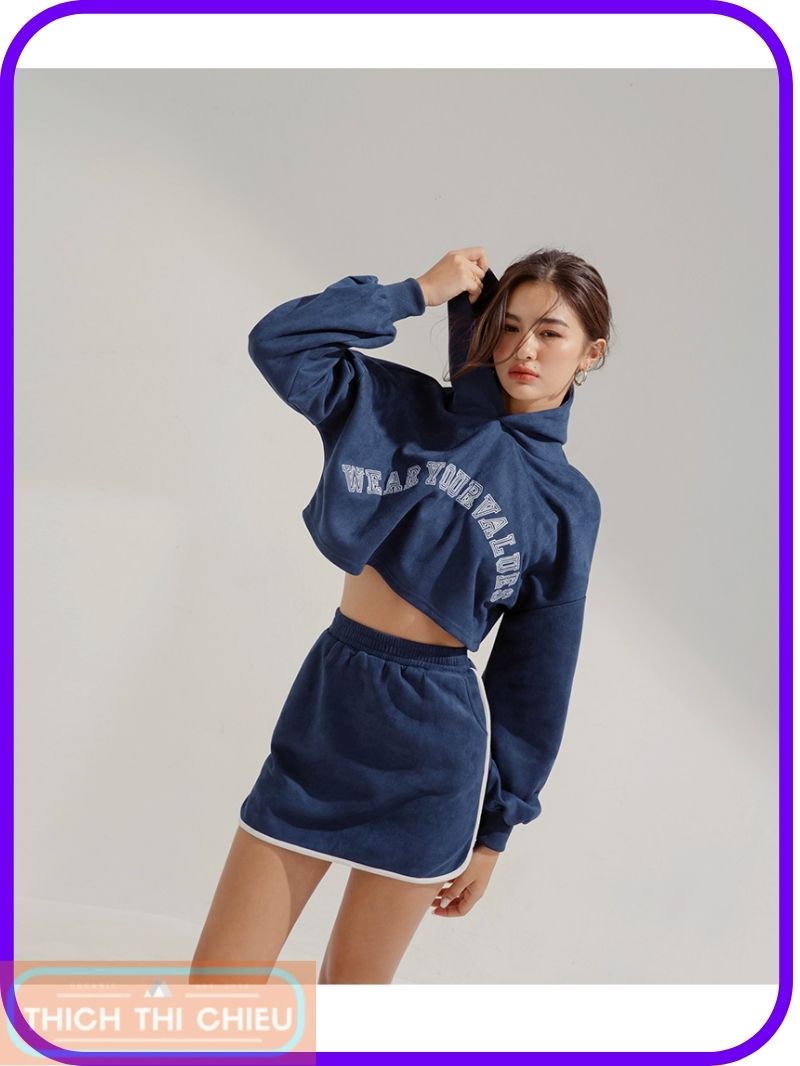 Chân váy mini juyp kết hợp với áo hoodie